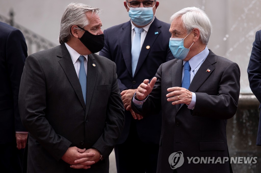 지난 1월 칠레 산티아고에서 만난 아르헨티나(왼쪽)와 칠레 대통령