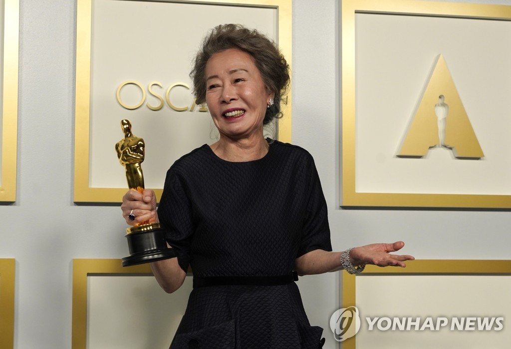 اختيار الممثلة الكورية المخضرمة "يون يوه-جونغ" بين مقدمي الجوائز في حفل توزيع جوائز الأوسكار لهذا العام