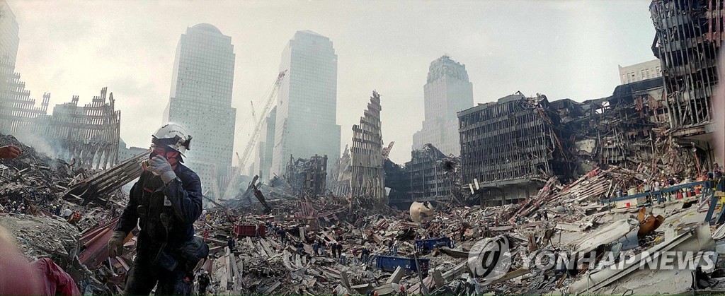 2001년 9월 11일 세계무역센터 건물 붕괴 10여일 후 현장 모습 [EPA=연합뉴스 자료사진]