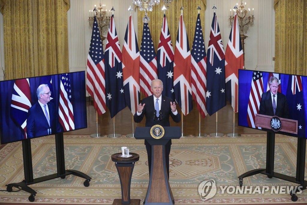 조 바이든 미국 대통령이 화상으로 함께한 스콧 모리슨 호주 총리(왼쪽), 보리스 존슨 영국 총리(오른쪽)와 오커스 발족을 발표하고 있다. [EPA=연합뉴스]