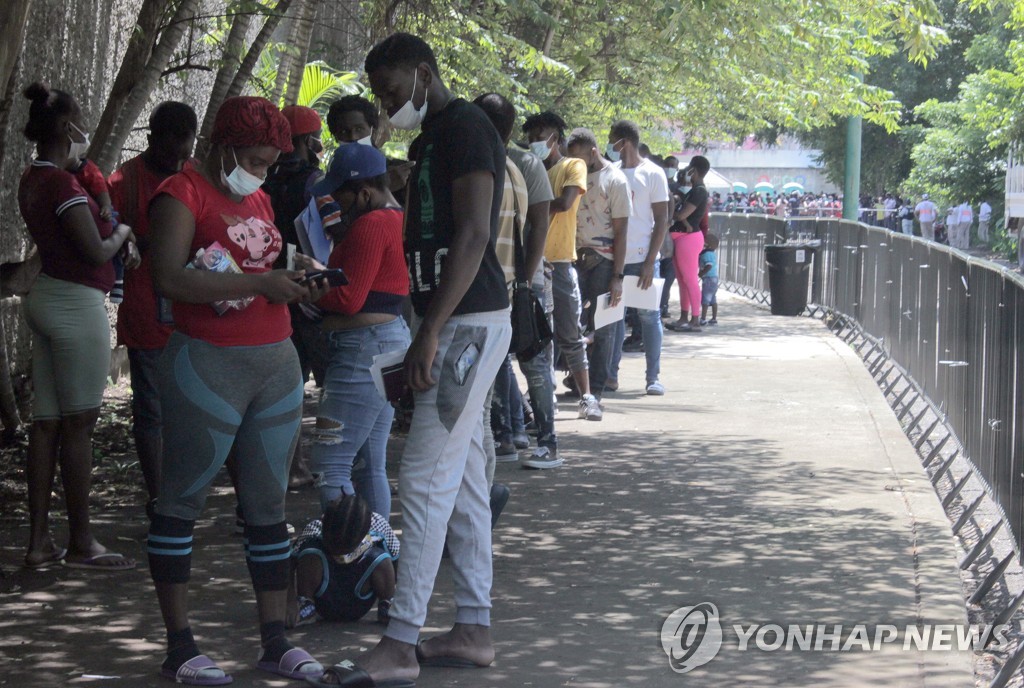 멕시코 남부 이민당국 앞에 줄 서 있는 아이티인들