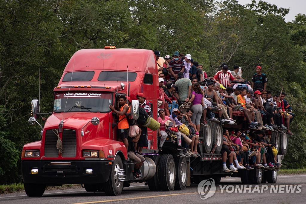 ′발 디딜 틈 없는 트럭′…멕시코서 출발한 ‘아메리칸 드림’ 행렬