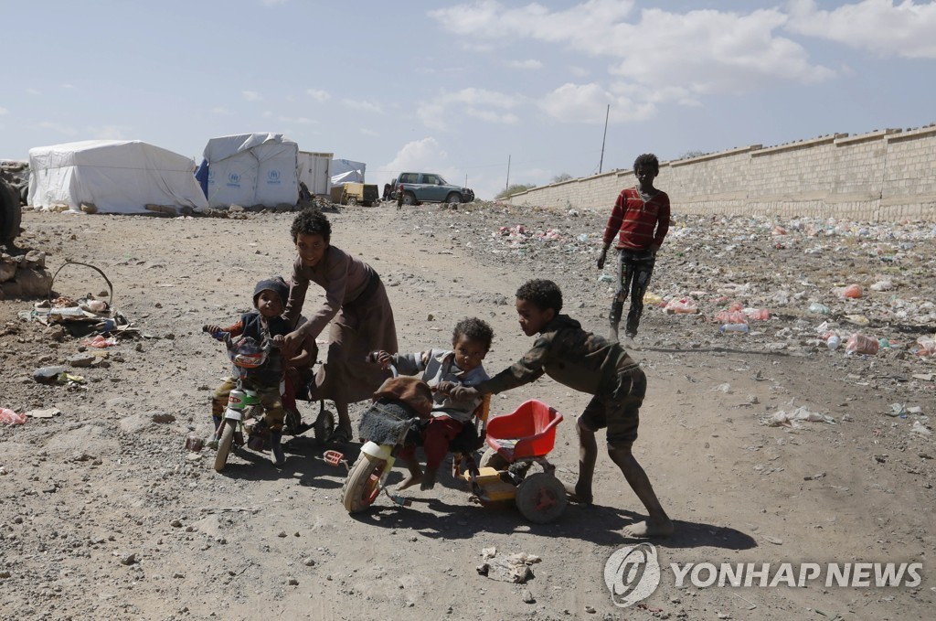난민촌의 예멘 어린이들