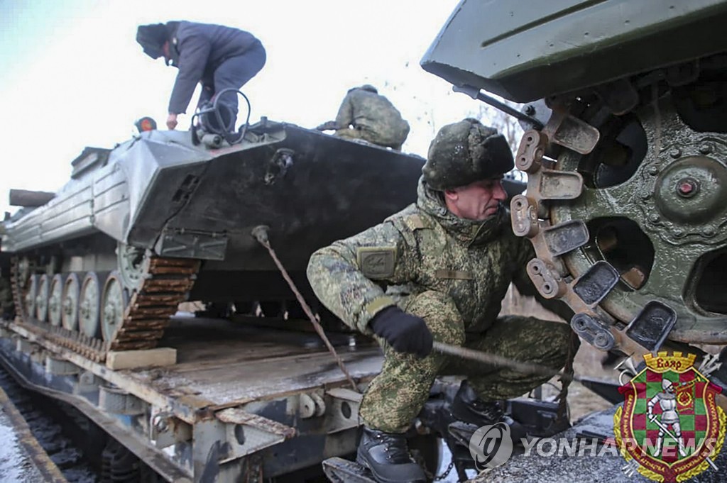 (EPA=연합뉴스) 18일(현지시간) 러시아 군인들이 벨라루스에서 진행될 합동 군사 훈련 '동맹 결의 2022'를 위해 군용 차량을 정비하고 있다. 2022.1.19 photo@yna.co.kr[벨라루스 국방부 제공. 재판매 및 DB 금지]