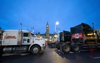 캐나다 트럭시위 점입가경…美 육로 막힌 포드차는 하늘 수송