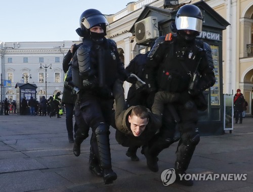 [우크라 침공] 러시아 곳곳서 반전 시위…"56개 도시서 4천300명 체포"