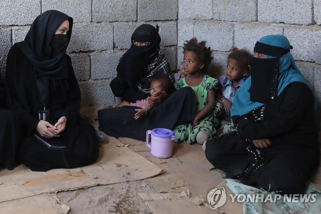 Jolie visita o Iêmen, considerado 