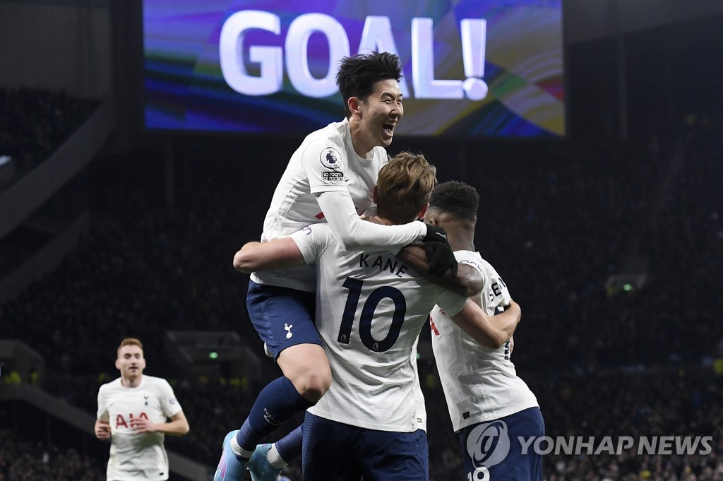 케인이 3-0 골 넣자 기뻐하는 손흥민