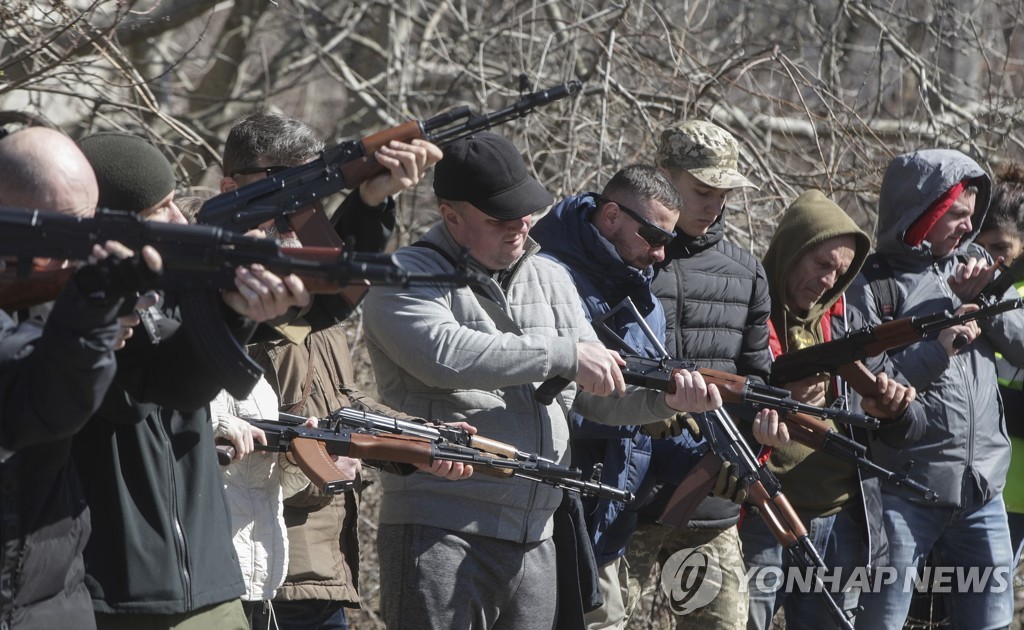 무기사용법 배우는 우크라이나 시민들