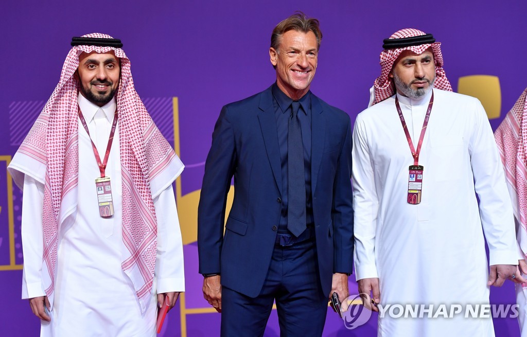 올해 4월 월드컵 조 추첨식에 참석한 사우디의 르나르 감독(가운데)과 협회 관계자.