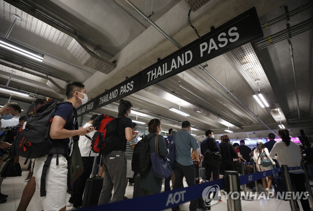 항공기 승객들이 방콕 수완나품 공항 내 입국심사장에 줄을 서있다. 2022.5.1 