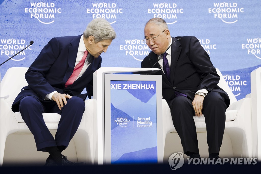 존 케리 미 기후특사(왼쪽)와 셰전화 중국 기후변화사무 특사(오른쪽)가 2022년 5월 세계경제포럼에서 대화하는 장면.