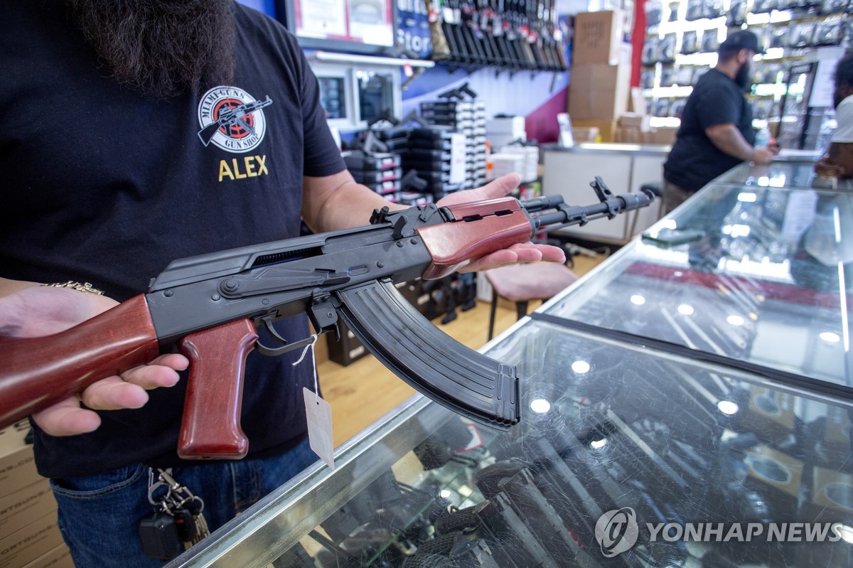 '현대사 최악의 살상흉기'로 꼽히는 AK-47 스타일 라이플 [EPA 연합뉴스 자료사진. 재판매 및 DB 금지]