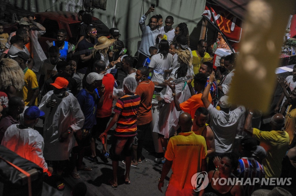 브라질에서 아프리카 문화 영향을 가장 많이 받은 지역으로 알려진 바이아 주에서 축제 즐기는 시민들