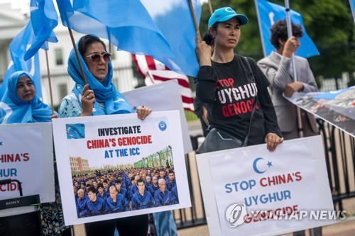 중국의 인권 탄압에 항의하는 미국의 위구르족 시위대