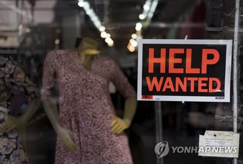 미국 뉴욕의 한 상점에 걸린 구인광고