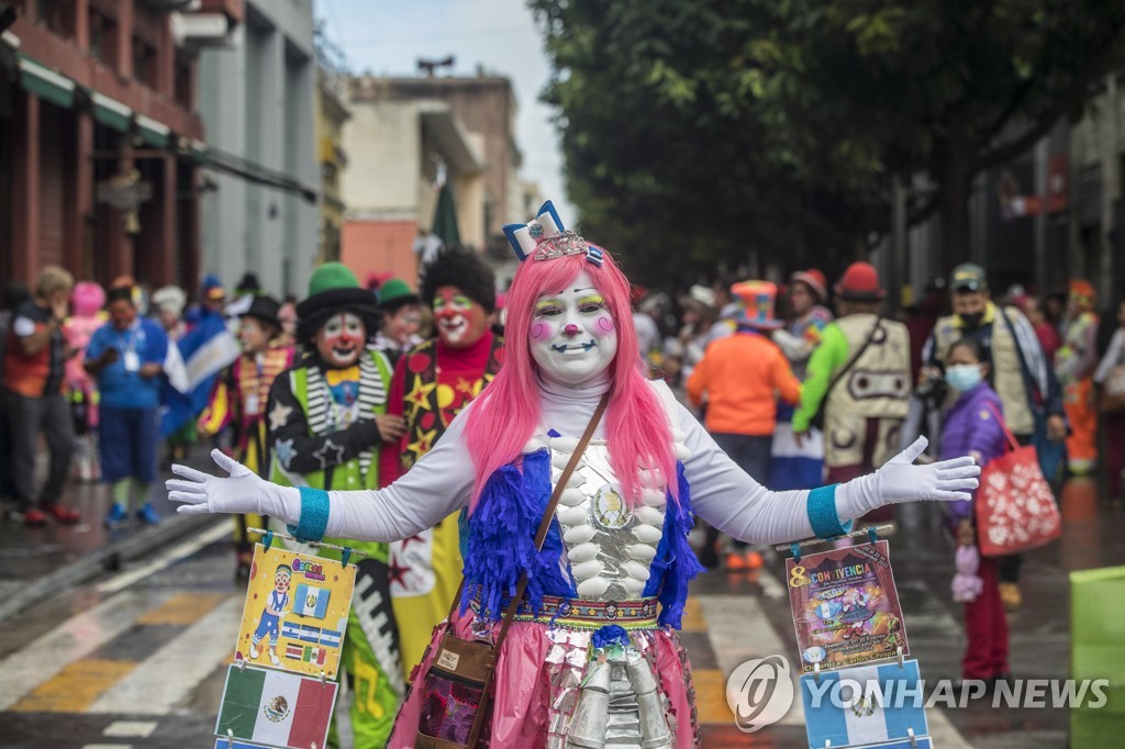 '거리로 나온 광대들'…과테말라 국제광대컨벤션 퍼레이드