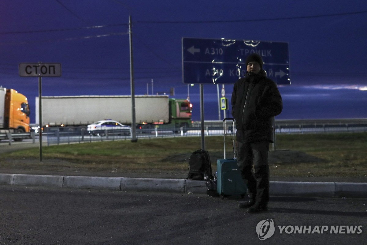 2022년 9월 러시아-카자흐스탄 국경 검문소 인근에서 차례를 기다리는 러시아인 남성