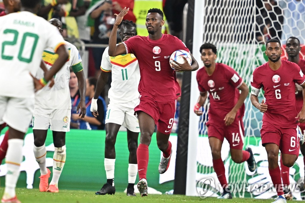 카타르 사상 월드컵 첫 골을 넣은 문타리(9번)