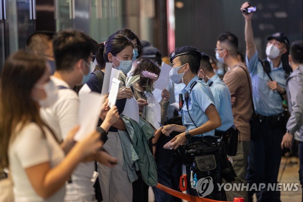 (EPA=연합뉴스) 지난 28일 밤 홍콩 센트럴에서 열린 시위 현장에서 경찰이 참가자들의 신분증을 검사하고 있다. 
