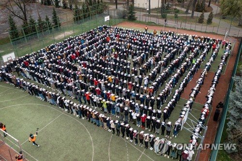 '인간 사슬'…995명 폴란드 학생들 기네스 세계기록 도전 