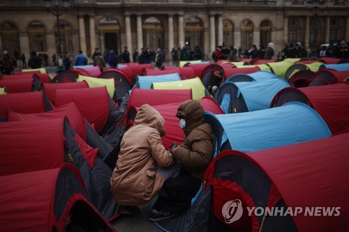 "피난처 제공해달라!"…프랑스 파리서 이주민 수백명 텐트 시위