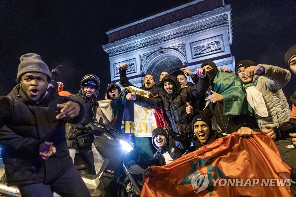 프랑스 파리에서 자국의 승리를 기뻐하는 모로코 팬들