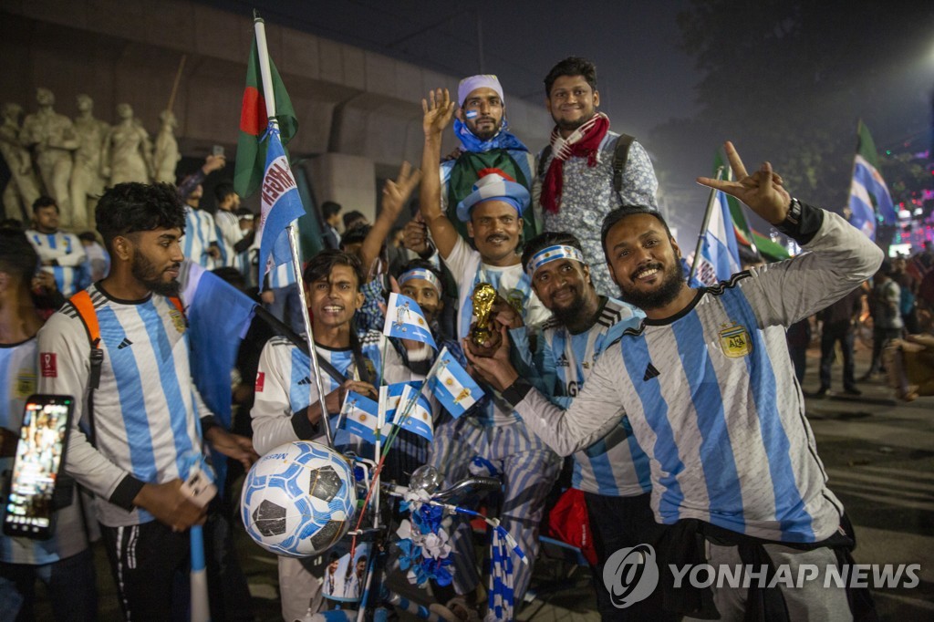 방글라데시 다카에서 아르헨티나를 응원하는 축구 팬들의 모습.