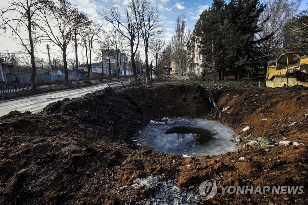 우크라이나 바흐무트에 파인 포탄 구덩이
