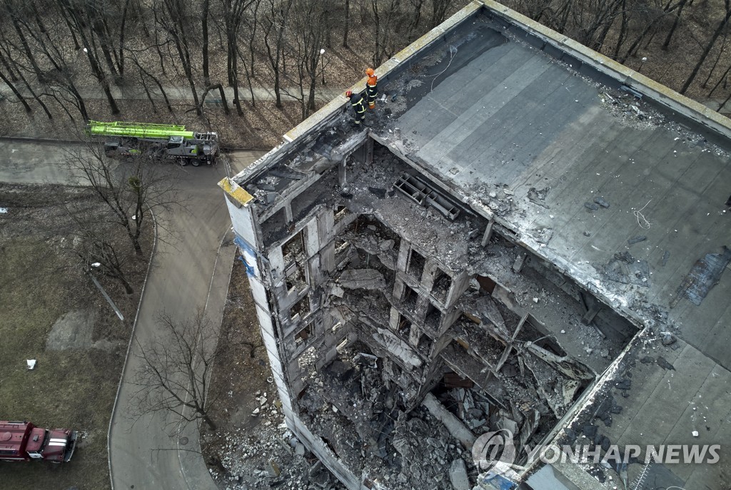 우크라이나 하르키우의 한 아파트 건물이 미사일에 맞아 파괴된 모습