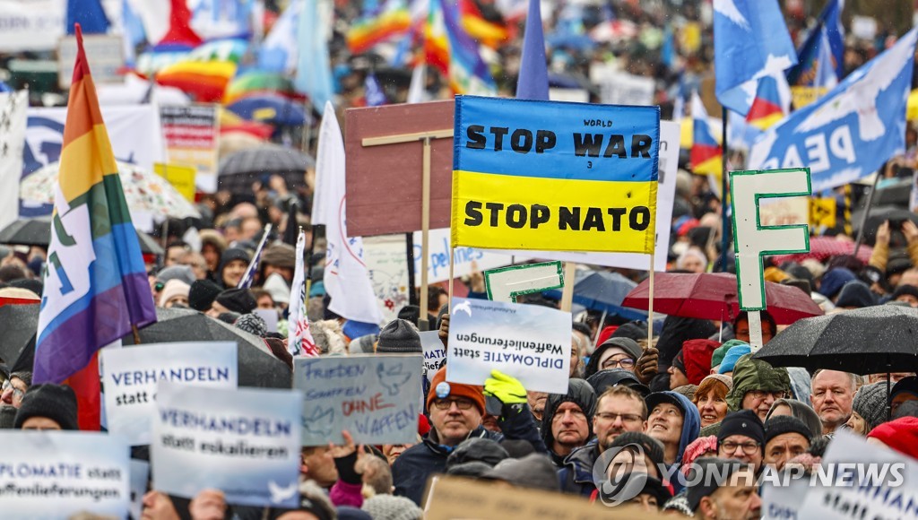 25일(현지시간) 독일 수도 베를린 브란덴부르크 문 앞에서 우크라이나 군사 지원 중단 촉구하는 시위대