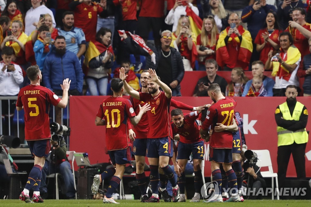 득점 축하하는 스페인 선수들