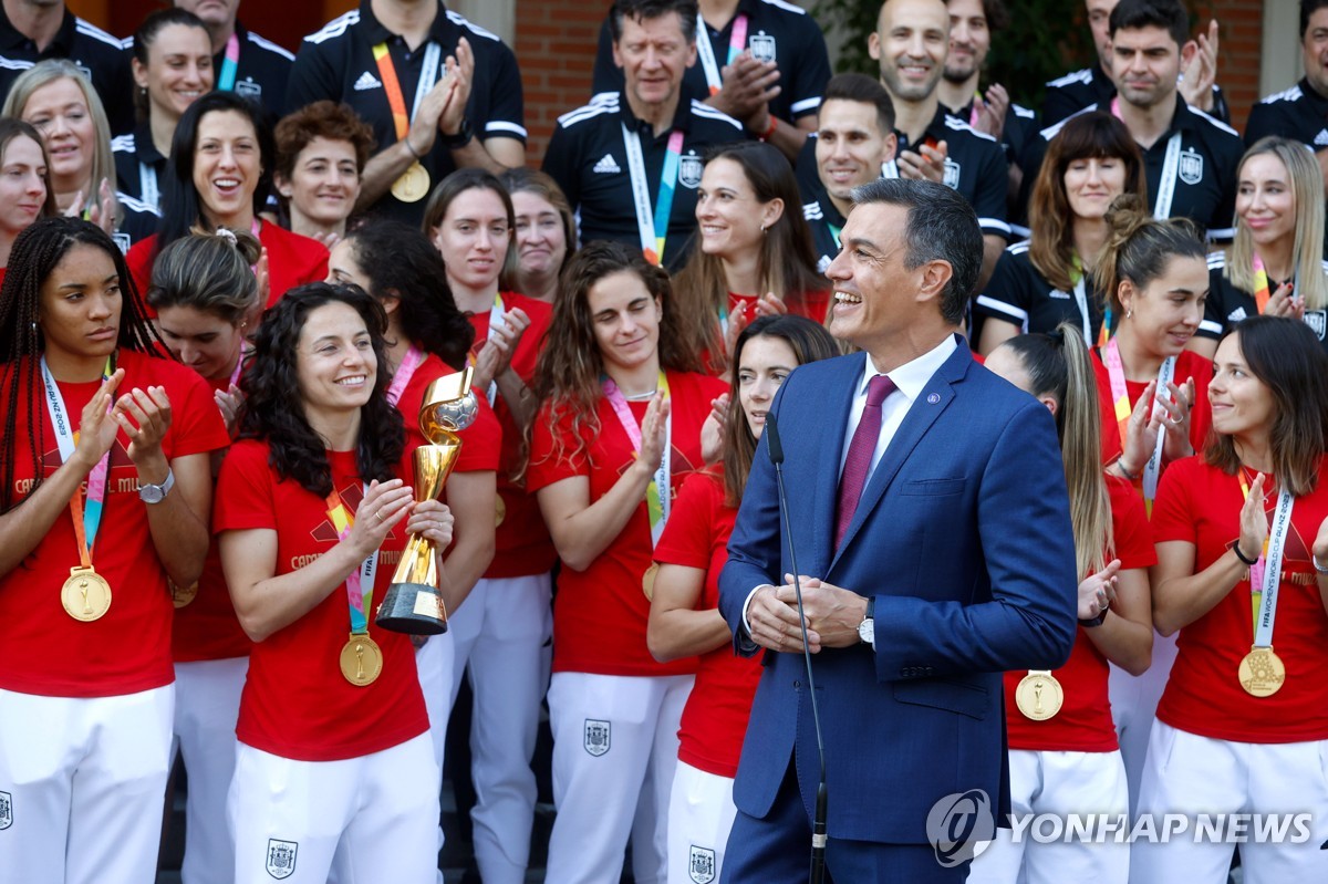 월드컵 우승을 이룬 스페인 여자축구 선수들