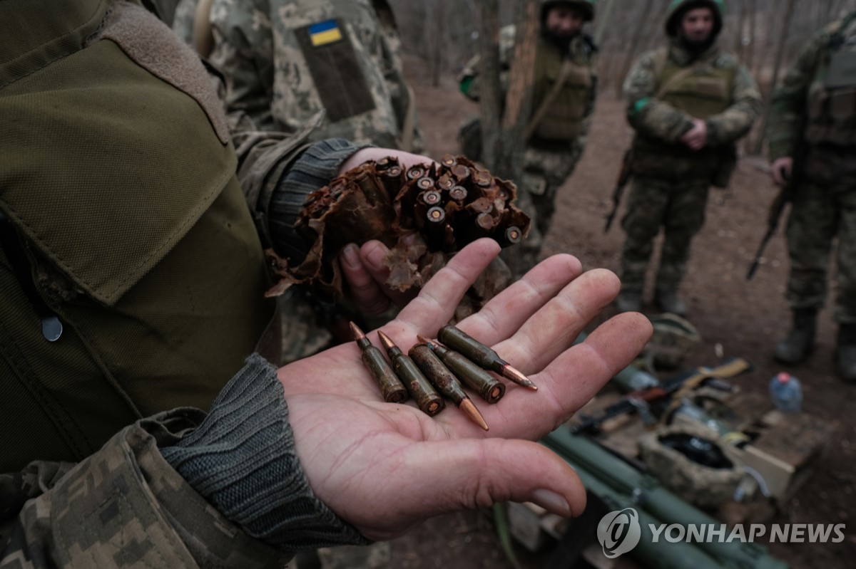 지난달 우크라이나 동부 도네츠크주에서 한 우크라이나 군인이 신병들에게 탄약을 보여주고 있다. / EPA 연합뉴스 자료사진.