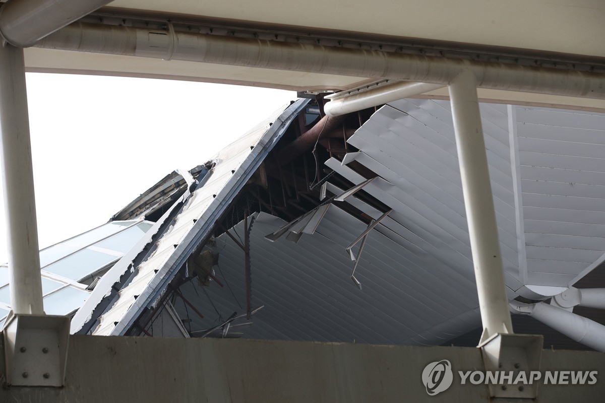 지난 28일 폭우에 파손된 인도 뉴델리 공항 시설