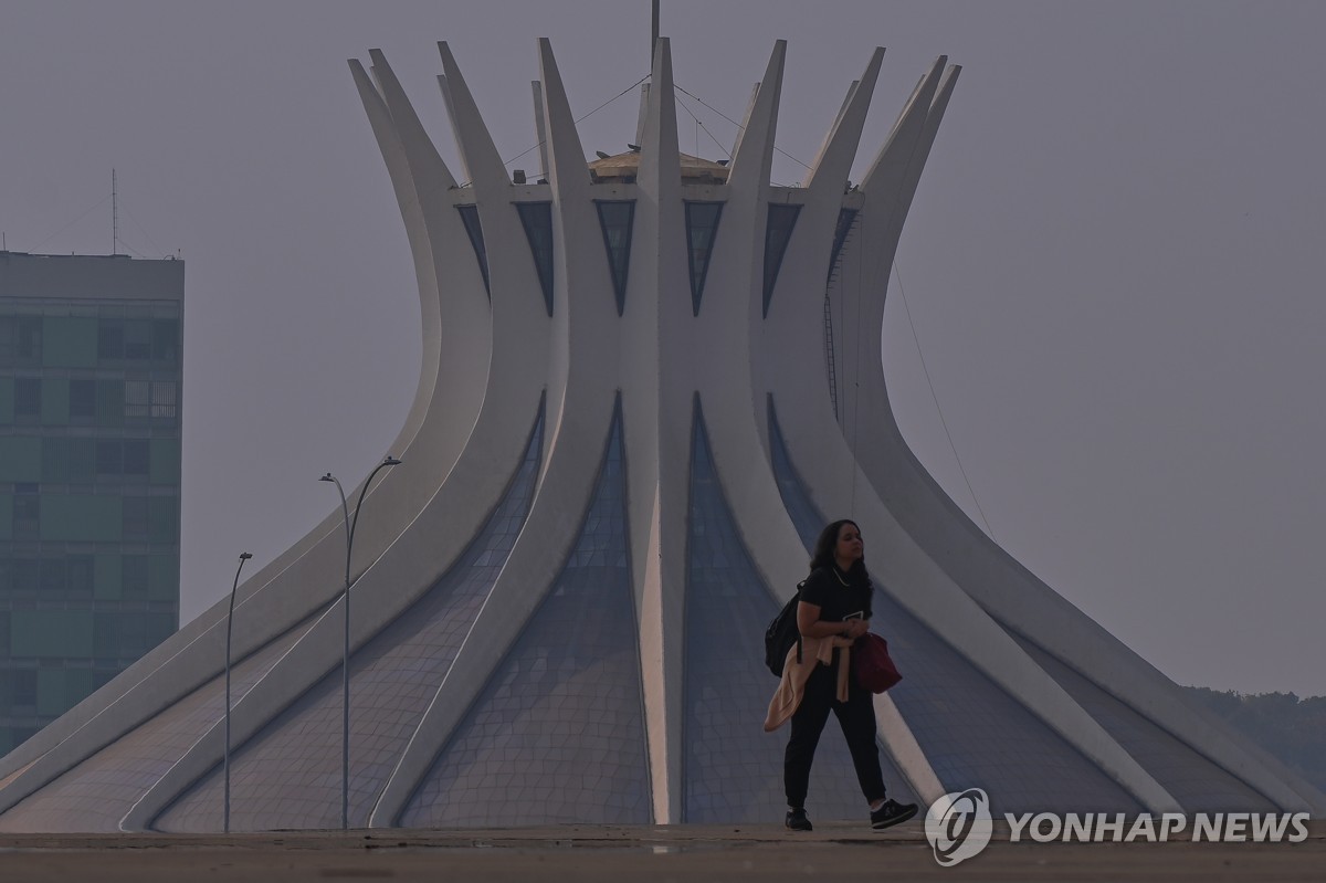 26일(현지시간) 뿌연 연기 속의 브라질리아 대성당