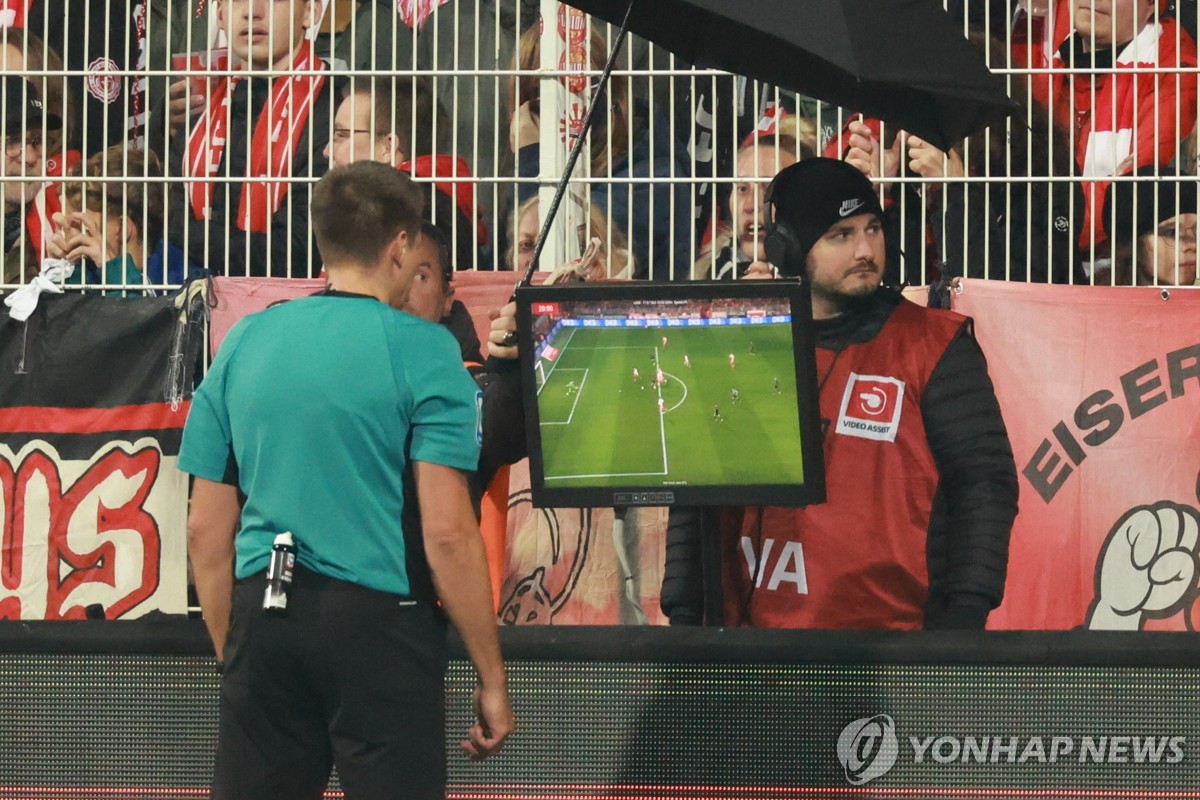 독일 분데스리가, 새 시즌부터 VAR 결과 심판이 직접 설명