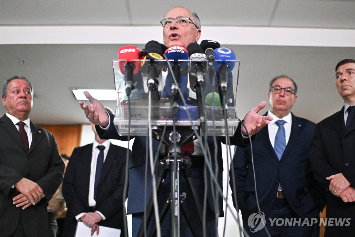 15일(현지시간) 기자회견하는 브라질 부통령