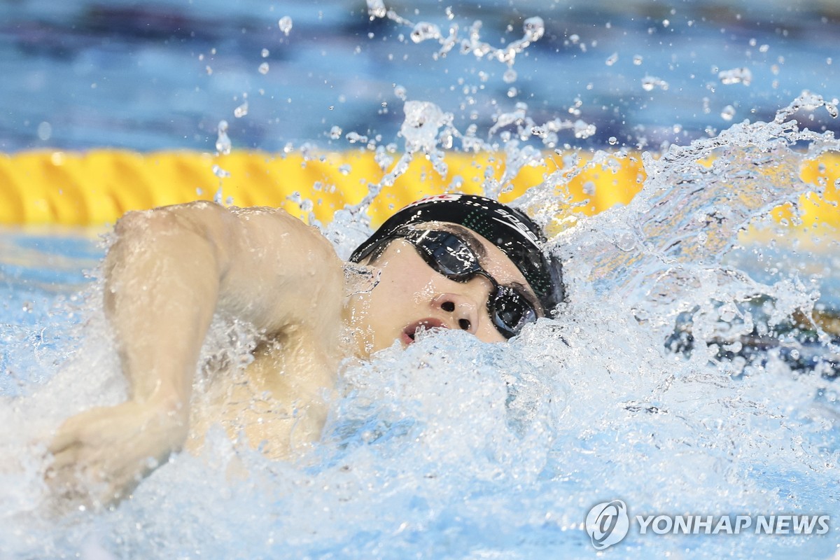 다시 역영하는 황선우…자유형 100ｍ 예선 8위로 준결…