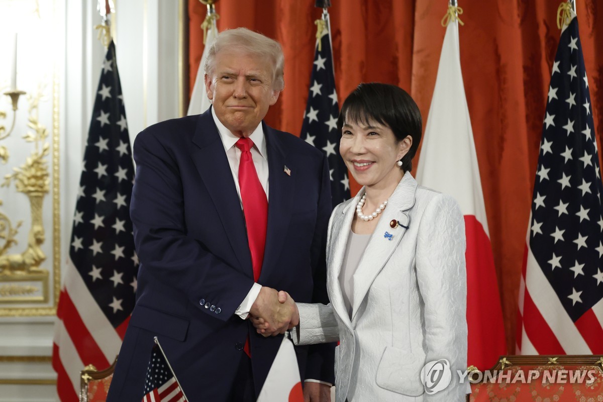 악수하는 미일 정상