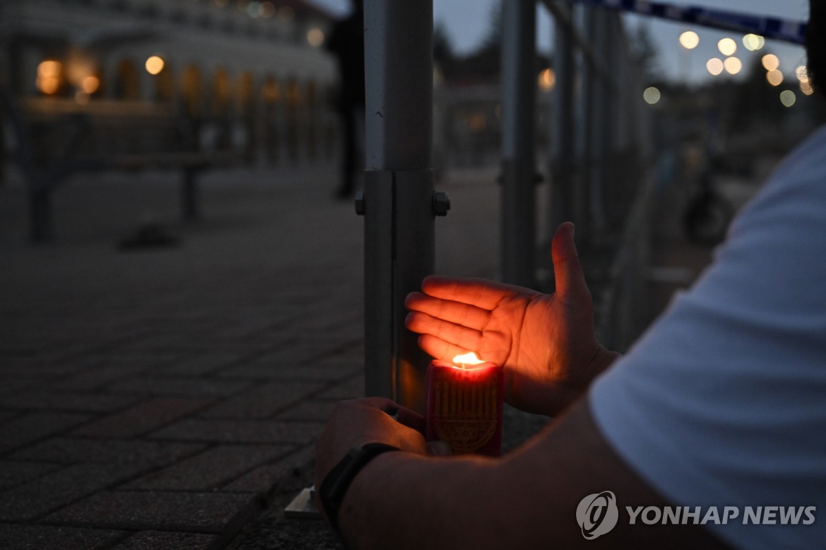 시드니 총기난사 사건 현장에 밝혀진 촛불