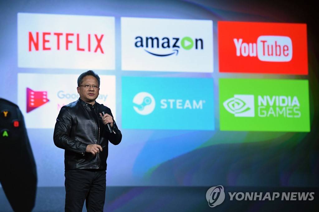 넷플릭스, 아마존, 유튜브 등 로고 앞에서 연설하는 반도체회사 엔비디아의 젠슨 황 CEO