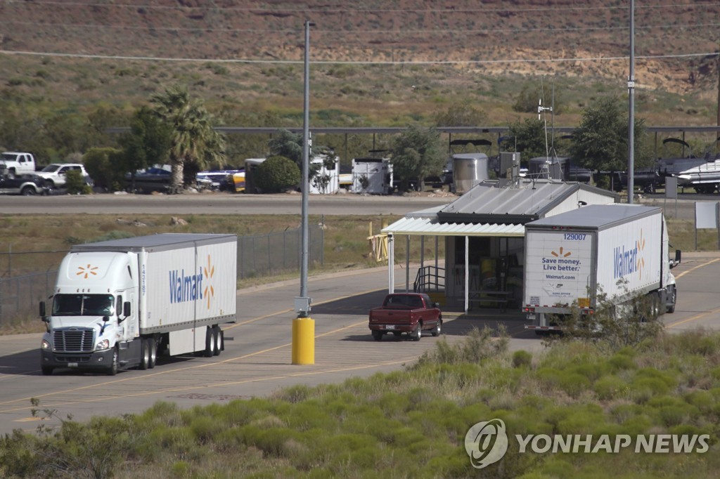 미국 유타주의 월마트 물류센터를 출입하는 회사 트럭들