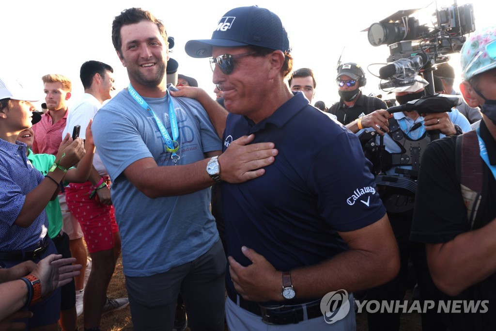 5월 PGA 챔피언십 우승 당시의 미컬슨(오른쪽)과 람.