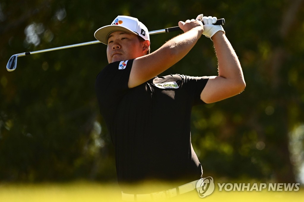 In this Getty Images photo, Im Sung-jae of South Korea watches his tee shot from the eighth hole during the final round of the Shriners Children's Open at TPC Summerlin in Las Vegas on Oct. 10, 2021. (Yonhap)