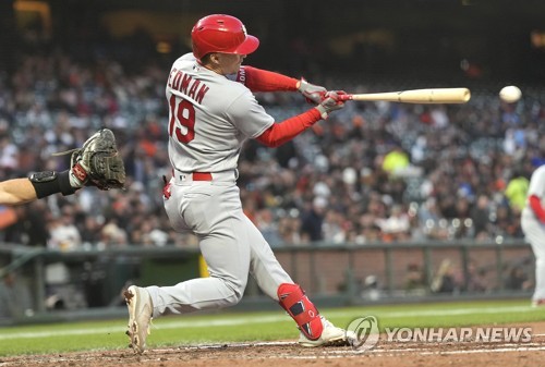 In this Getty Images file photo from May 5, 2022, Tommy Edman of the St. Louis Cardinals hits a two-run single against the San Francisco Giants during the top of the fifth inning of a Major League Baseball regular season game at Oracle Park in San Francisco. (Yonhap)