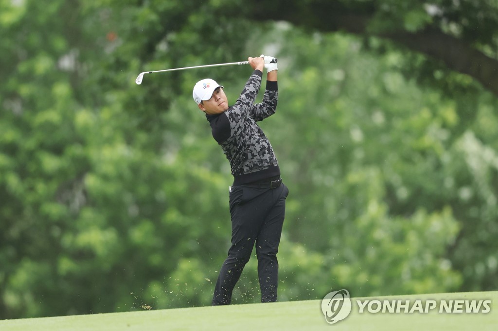 In this Getty Images photo, Kim Si-woo of South Korea plays his second shot on the seventh hole during the third round of the PGA Championship Southern Hills Country Club in Tulsa, Oklahoma, on May 21, 2022. (Yonhap)