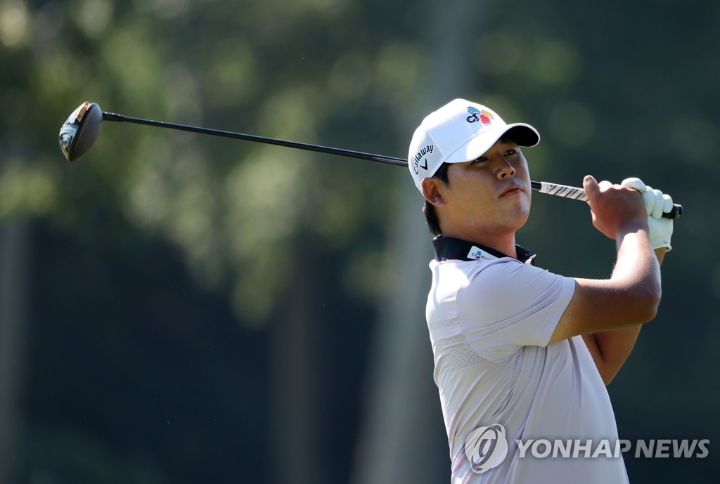 In this Getty Images file photo from Aug. 18, 2022, Kim Si-woo of South Korea plays his tee shot on the third hole during the first round of the BMW Championship at Wilmington Country Club in Wilmington, Delaware. (Yonhap)