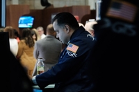 NYSE 입회장에 근무하는 트레이더의 모습