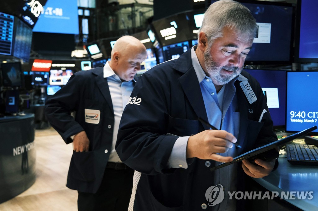 NYSE 입회장에서 일하는 트레이더들의 모습